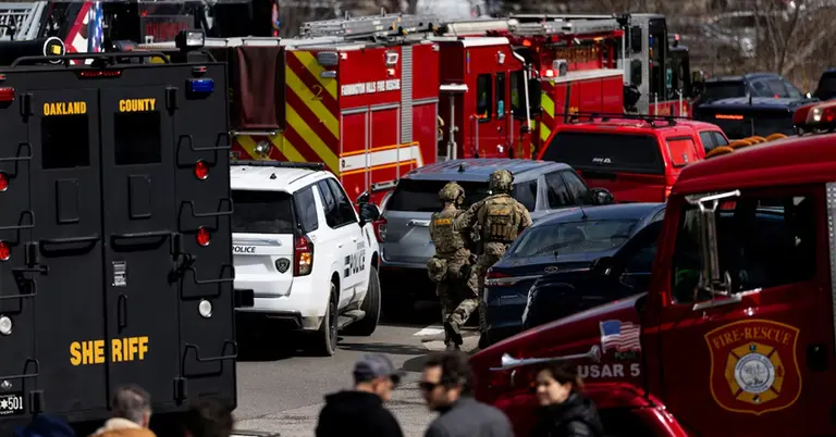 মিশিগানের ওয়েস্ট ব্লুমফিল্ডে টেম্পলে কাছে আইন প্রয়োগকারী সংস্থার সদস্যরা